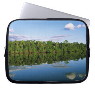 Capa Para Notebook Juruena, Brasil. Margem florestal do rio refletida