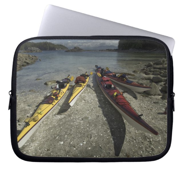 Capa Para Notebook Kayaks na Ilha Dicebox, Grupo de Ilhas Quebradas, (Frente)