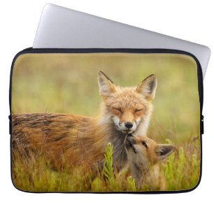 Capa Para Notebook Kit de Raposa Vermelha olhando para Momma Vixen