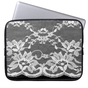 Capa Para Notebook Lace floral branco sobre fundo preto.