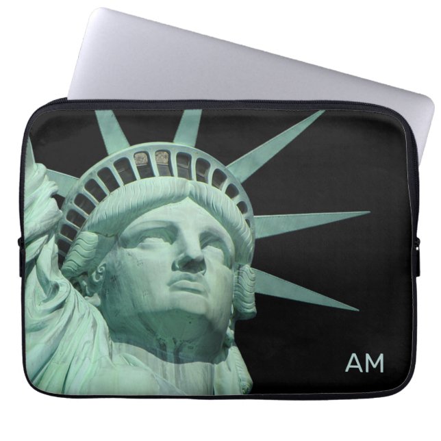 Capa Para Notebook Lady Liberty e Monograma em Preto (Frente)