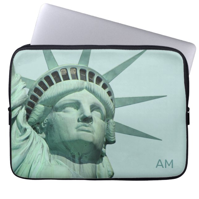 Capa Para Notebook Lady Liberty e Monograma no Azul Claro (Frente)