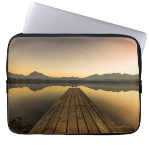 Capa Para Notebook Lago Hopfen com um molhe & as montanhas dos cumes