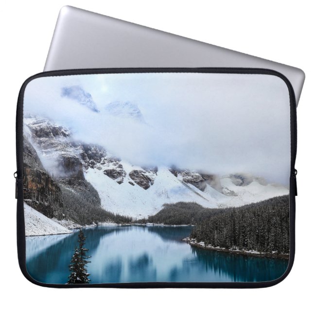 CAPA PARA NOTEBOOK LAGO PRÓXIMO À MONTANHA COBERTA DE NEVE DURANTE O  (Frente)
