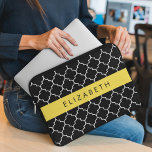 Capa Para Notebook Lança Preta E Branca, Trellis, Seu Nome<br><div class="desc">Elegante,  na moda e sofisticado padrão marroquino em preto. Presente moderno e moderno,  perfeito para o amante do trabalho de latência em sua vida. Personalize adicionando o seu nome,  apelido,  monograma ou iniciais.</div>