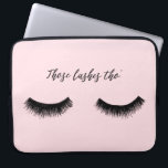 Capa Para Notebook Lash Chat - Aquelas Lashes<br><div class="desc">Lash Chat II por Alicia Ludwig. Os recursos possuem cadeados pretos e a frase "Aqueles Lashes Tho'" contra um fundo rosa.</div>
