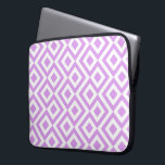 Capa Para Notebook Lavanda e Branco Meander<br><div class="desc">Esta legal lavanda e padrão geométrico branco é um design ornamental original. Os diamantes de lavanda com bordas brancas são cercados por meandros roxos leves que os rodeiam. Os ziguezags brancos separam os caminhos púrpuros enrolados e os diamantes em offset. Imagem criada digitalmente. Copyright © 2013 Claire E. Skinner. Todos...</div>