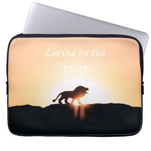 Capa Para Notebook Leão no pôr do sol Vivendo na BORDA
