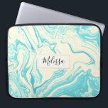 Capa Para Notebook Legal Design de mármore em turquesa e costume de c<br><div class="desc">Na moda e bolsa de laptop sofisticada com um padrão elegante de mármore faux com cores giratórias em azul turquesa e cores creme. Um quadro colorido creme com borda dourada colocada sobre cima com um dentro de nome personalizado.</div>