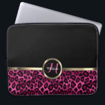 Capa Para Notebook Leopardo preto e rosa monograma com acentos Dourad<br><div class="desc">Bolsa de laptop eletrônica. Apresentando um Animal Leopardo Cor-de-Rosa e Negro Imprime com Destaques Dourados com letra monográfica e nome prontos para personalizar. ⭐ Este produto é 100% personalizável. Gráficos e/ou texto podem ser adicionados, excluídos, movidos, redimensionados, mudados, rotacionados etc... (basta clicar na área "EDIT DESIGN") ⭐ 99% dos meus...</div>