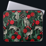 Capa Para Notebook Leopardos Tropicais Exóticos e Monograma<br><div class="desc">Um padrão tropical exótico e único que apresenta leopardos na selva com palmas e folhagem e rosas vermelhas sobre um fundo preto contrastante. As cores ricas e vibrantes de vermelho, preto, verde e bege fazem com que este design seja pop com estilo. Uma moldura em forma de diamante envolve um...</div>