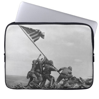 Capa Para Notebook Levantando a bandeira em Iwo Jima