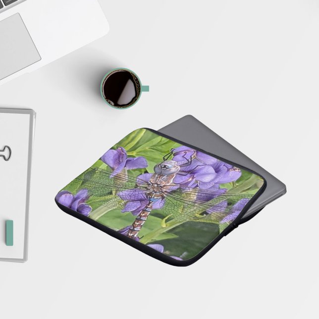 Capa Para Notebook Libélula Darner de Olhos Azuis em Flores Roxas (In Situ)