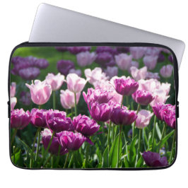 Capa Para Notebook Lilás brilhante e tulipas cor-de-rosa num dia enso