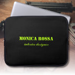 Capa Para Notebook Limão Neon Moderno Simples Profissional Preto<br><div class="desc">Fundo Mínimo de Cor Soli Preta Limpo e bolsa de laptop moderna de fontes do Limão Neon. Personalize para seu uso personalizado. Clique no botão "Personalizar" para alterar a cor de fundo, os estilos de fonte e a cor da fonte. Design clássico | Produto Elegante | Cores de tendências |...</div>