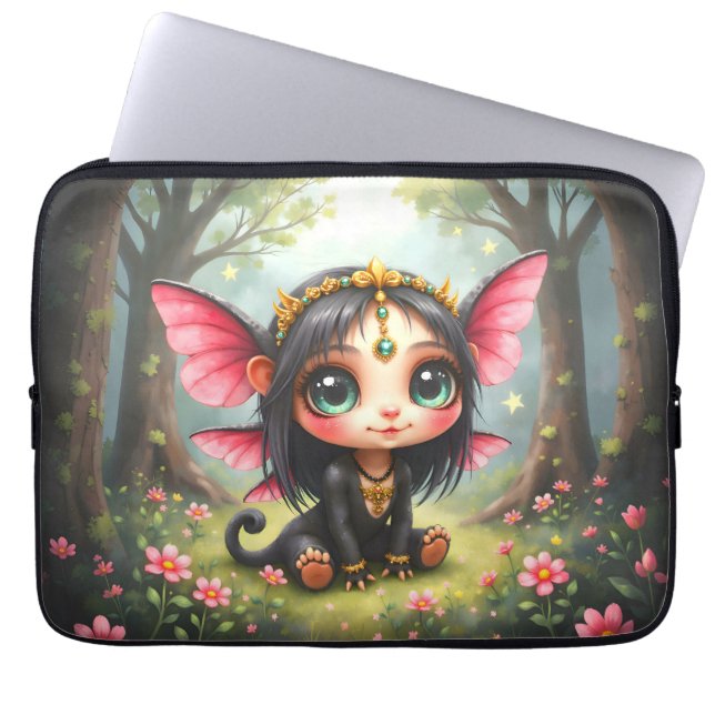 Capa Para Notebook Liora – Guardiã de Estrelas Minúsculas.  (Frente)