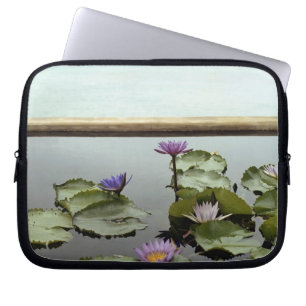 Capa Para Notebook Lírios de água na lagoa pelo oceano