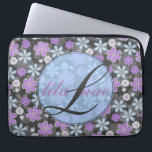 Capa Para Notebook Livro Mac/PC de 13", com volume de 13 pol.<br><div class="desc">Se você é uma menina feminina e ama feminina, esta é a bolsa de laptop para você! Personalize com seu nome inicial e não haverá outra pele como a sua! O fundo é preto, com flores vibrantes, tão femininas. Se você está interessado, há capas de iphone na minha loja que...</div>