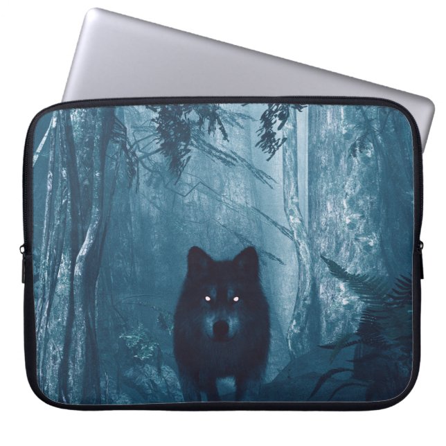 Capa Para Notebook Lobo na Floresta Negra. (Frente)