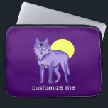 Capa Para Notebook Lobo Roxo Cheia<br><div class="desc">Um lindo,  majestoso lobo roxo parado em frente a uma lua de cheio amarela junto com seu próprio texto personalizado. Este presente animal selvagem é o presente perfeito para um amante de lobos. Personalize-os para os seus amigos do lobo.</div>