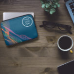 Capa Para Notebook Logótipo azul elegante e colorido ondulado<br><div class="desc">Bolsa de laptop de fundo azul, elegante e colorida, ideal para adicionar um toque de sofisticação e estilo aos seus acessórios técnicos. Esta manga atraente apresenta um belo design ondulante numa mistura de cores azuis e outras elegantes, fazer-a como um acessório visual atraente e protetor para o seu laptop. Projetada...</div>