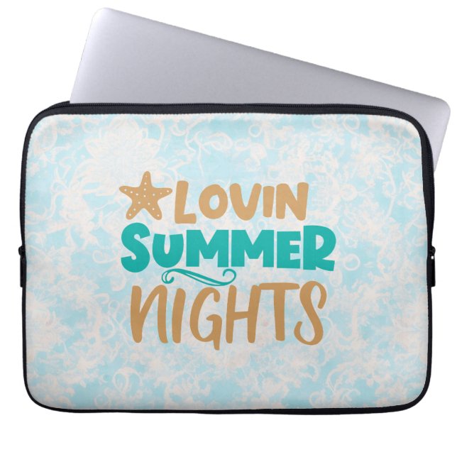 Capa Para Notebook Lovin Summer Nights: Abraçando Noites Quentes Mági (Frente)