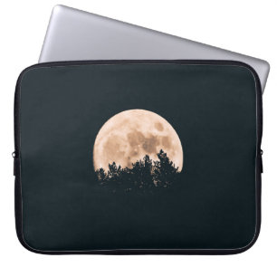 CAPA PARA NOTEBOOK LUA CHEIA ATRÁS DE UMA ESCADA DE ÁRVORE