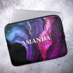 Capa Para Notebook Luminosa fina púrpura de mármore roxa, elegante<br><div class="desc">Bonito chic e elegante brilho de marble art bling em diferentes tons de roxo rosa e Bolsa de laptop preta. Adicione estilo ao seu escritório, mesa ou espaço pessoal com uma bolsa de laptop Chic e na moda monogramada.O acessório perfeito para uma moça ou mulher moderna contemporânea. Um design bonito,...</div>