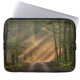 Capa Para Notebook Luz solar que brilha através de uma floresta
