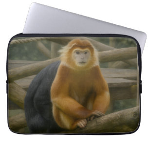 Capa Para Notebook Macaco Snub-Nosed no Refúgio em Woodland