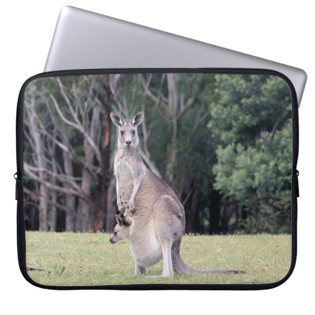 Capa Para Notebook Mãe Kangaroo com Bebê Joey em sua bolsa (Frente)