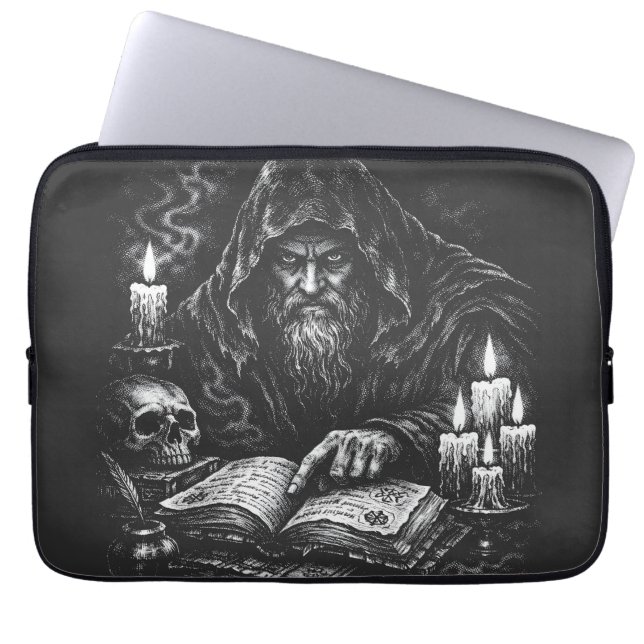 Capa Para Notebook Mago Estudando o Grimório — por BurnsInHell (Frente)