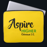 Capa Para Notebook MAIS ALTO ASPIRE Amarelo-Inspirador Cristão<br><div class="desc">Mensagem inspiracional - Aspire Mais alto - com a referência de script Colossians 3:2 "Set your head on what's over" (Defina sua mente sobre as coisas acima). Uma mensagem motivacional, simplesmente, mas mostrada de forma elegante. O texto é totalmente personalizável, de modo que você pode personalizar com sua própria mensagem...</div>