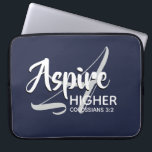 Capa Para Notebook MAIS ALTO ASPIRE Inspiration MARINHO Christian<br><div class="desc">Mensagem inspiracional - Aspire Mais alto - com a referência de script Colossians 3:2 "Set your head on what's over" (Defina sua mente sobre as coisas acima). Uma mensagem motivacional, simplesmente, mas mostrada de forma elegante. Monograma A para Aspire em segundo plano (pode ser eliminado). Todo o texto é totalmente...</div>