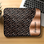 Capa Para Notebook Manchas de pintura de vidro personalizadas preto R<br><div class="desc">Este design apresenta um padrão chic de manchas metálicas de rosa dourado sobre um fundo preto à esquerda, e uma imagem de folha falsa de rosa dourada à direita na forma de uma onda coberta por uma cintilação falsa de rosa dourado. Personalize-o com seu nome ou monograma em uma fonte...</div>