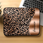 Capa Para Notebook Manchas-leopardo personalizadas, Rosa Dourado negr<br><div class="desc">Esta design apresenta um padrão de mancha-leopardo metálica rosa de ouro-chic em um fundo preto à esquerda, e uma imagem de folha falsa de ouro rosa à direita na forma de uma onda coberta por uma lamparina de ouro rosa. Personalize-o com seu nome ou monograma em uma fonte de pincel...</div>