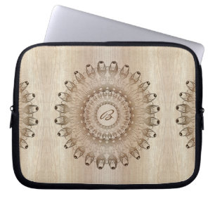 Capa Para Notebook Mandala étnica no fundo de madeira. Monograma