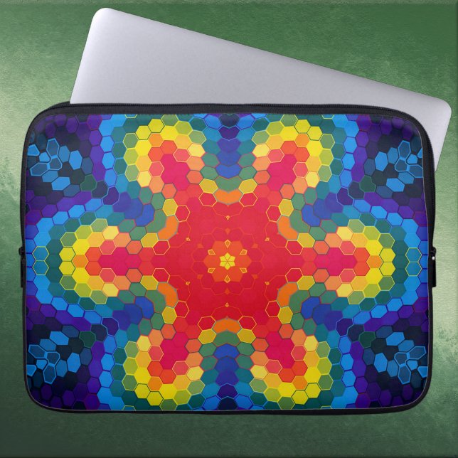 Capa Para Notebook Mandala Hexagonal Vermelho Amarelo e Azul (Red Yellow and Blue Hexagon Mandala Laptop Sleeve by Wormhole Orbital)