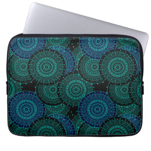 Capa Para Notebook Mandala redondo azul turquesa em fundo preto