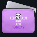 Capa Para Notebook Mantenha Calmos e Amores Pandas<br><div class="desc">Mantenha Calmos e Amem Pandas. Um belo presente de urso panda roxo se você ama lindos animais bebês no zoológico ou no safari.</div>