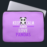Capa Para Notebook Mantenha Calmos e Amores Pandas<br><div class="desc">Mantenha Calmos e Amem Pandas. Um belo presente de urso panda roxo se você ama lindos animais bebês no zoológico ou no safari.</div>