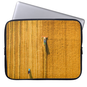 Capa Para Notebook Máquina de Harvester trabalhando em campo. Escarpa