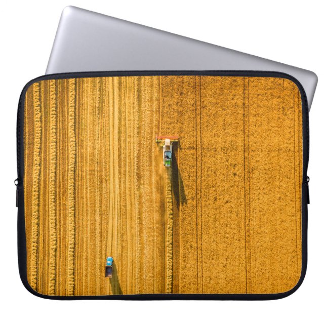 Capa Para Notebook Máquina de Harvester trabalhando em campo. Escarpa (Frente)