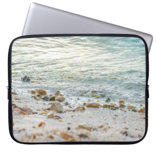 Capa Para Notebook Mar Brilhante para um Trabalhador Remoto Costeiro