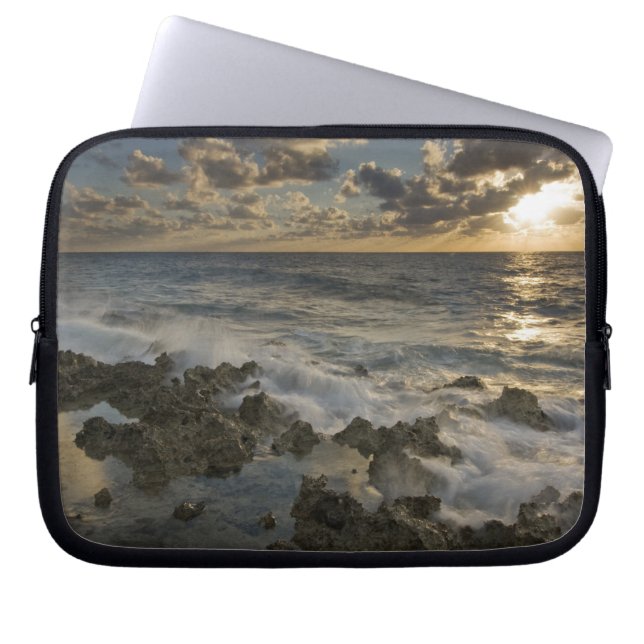 Capa Para Notebook Mar do Caribe, Ilhas Cayman. Ondas batendo 2 (Frente)