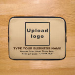 Capa Para Notebook Marca comercial Bolsa de laptop castanha clara<br><div class="desc">Bolsa de laptop personalizável que você usa para criar reconhecimento de nome de marca. O conteúdo é o logotipo da sua empresa, nome da empresa ou da empresa, endereço e número de telefone. O design é um texto castanho escuro e preto sobre fundo castanho claro. Verifique a aparência após carregar...</div>