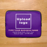 Capa Para Notebook Marca comercial Bolsa de laptop roxa<br><div class="desc">Bolsa de laptop personalizável que você usa para criar reconhecimento de nome de marca. O conteúdo é o logotipo da sua empresa, nome da empresa ou da empresa, endereço e número de telefone. O design é texto cor-de-rosa e branco sobre fundo roxo. Verifique a aparência após carregar o logotipo e...</div>