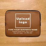 Capa Para Notebook Marca de negócios Bolsa de laptop castanha<br><div class="desc">Bolsa de laptop personalizável que você usa para criar reconhecimento de nome de marca. O conteúdo é o logotipo da sua empresa, nome da empresa ou da empresa, endereço e número de telefone. O design é um texto castanho-claro e branco sobre fundo marrom. Verifique a aparência após carregar o logotipo...</div>