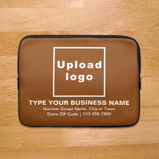 Capa Para Notebook Marca de negócios Bolsa de laptop castanha (Your business brand on brown laptop sleeve.)