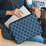Capa Para Notebook Marinho Azul, Quatrefoil, Trellis<br><div class="desc">Padrão elegante,  na moda e sofisticado de marroquino em cor azul marinho. Presente moderno e moderno,  perfeito para o amante do trabalho de latência em sua vida.</div>